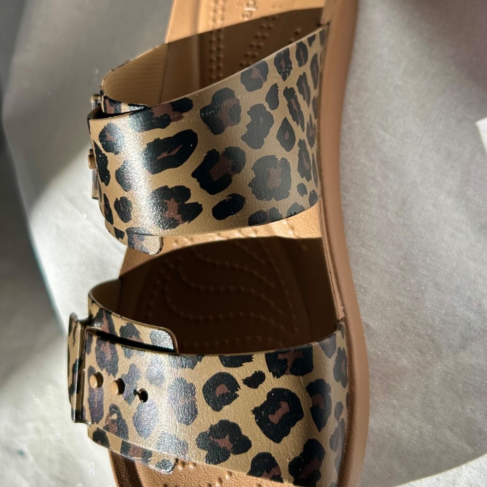 Crocs Brooklyn Animal Buckle Low Sandals Womens two strap Sepia Leopard 212574 - Picture 5 of 6